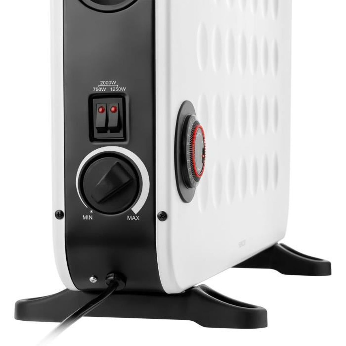 Termoventilatore elettrico bianco con pannello di controllo e base neri. Presenta interruttori, un quadrante e un termostato con anello rosso. Cavo di alimentazione visibile.