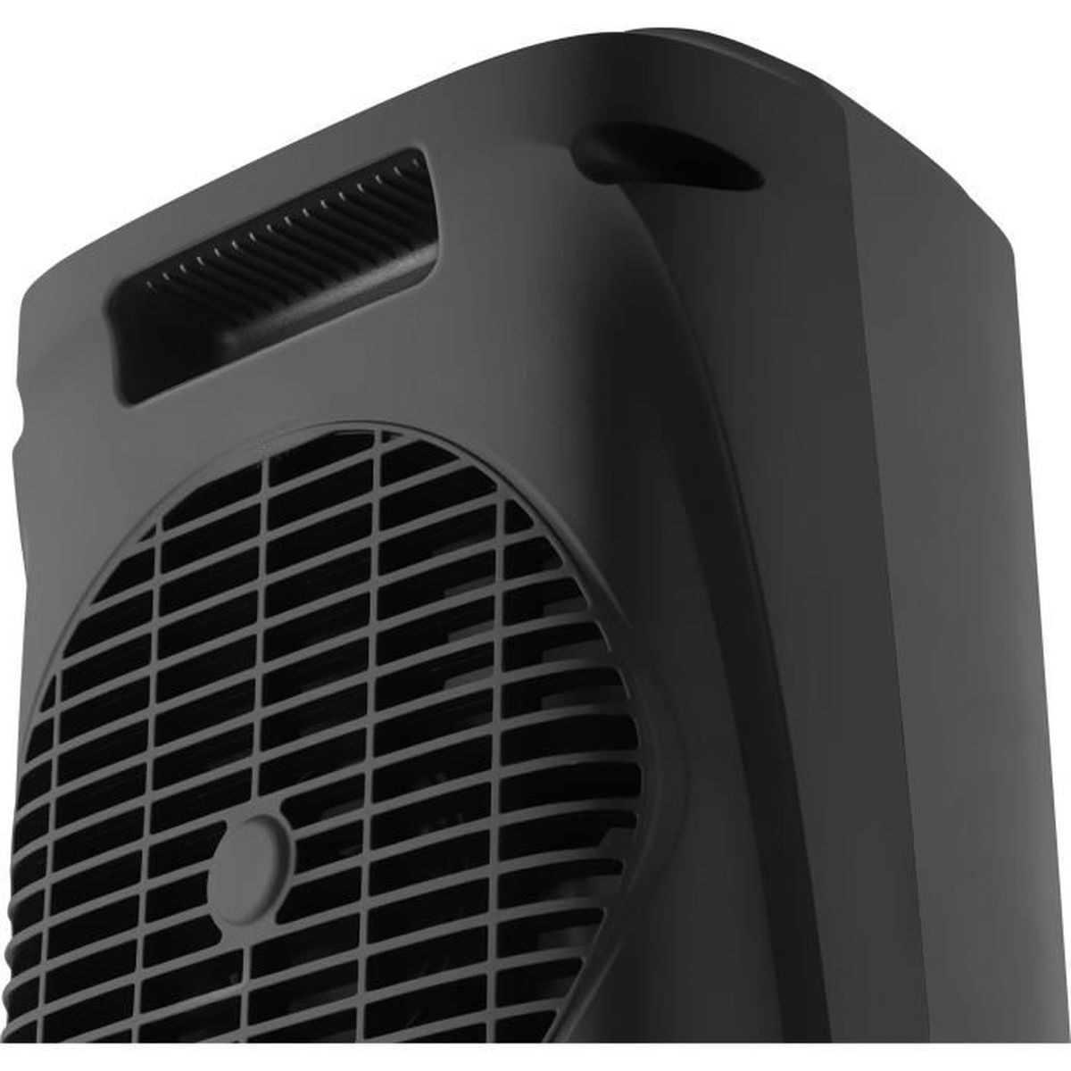 Vista de cerca de un ventilador eléctrico negro. Cuenta con una rejilla, ranuras de ventilación y un asa, todo sobre un fondo blanco.
