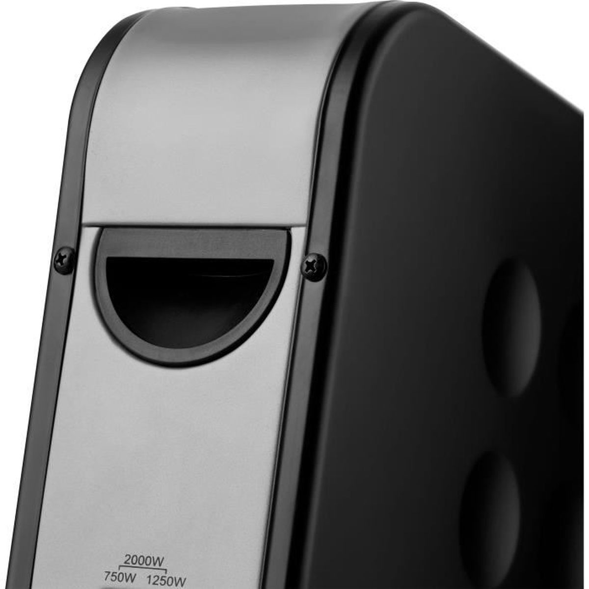 Primer plano de un calefactor eléctrico negro y plateado. Tiene un asa empotrada y ajustes de potencia, con cabezas de tornillo negras visibles.