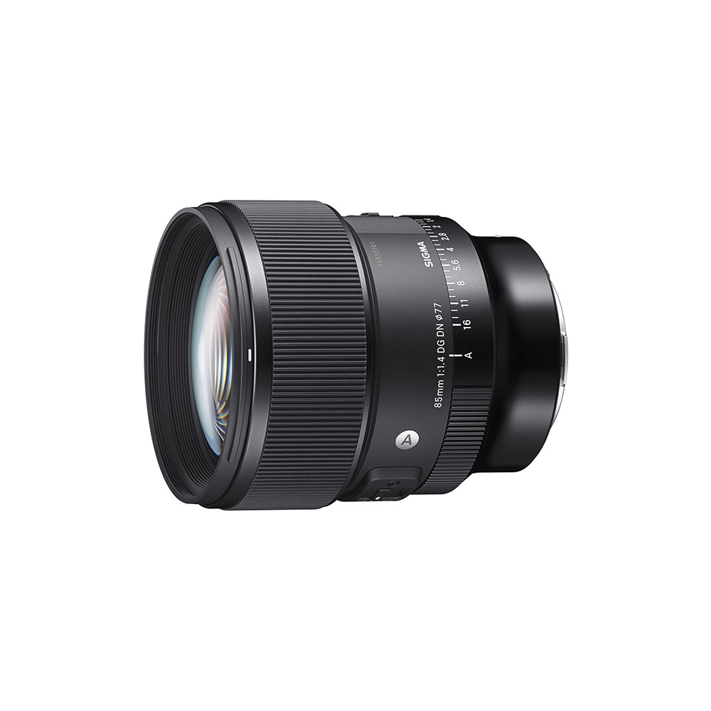 Un obiettivo nero Sigma 85mm 1:1.4 DG DN. Ha anelli e segni, comprese le impostazioni di apertura e il logo Sigma.