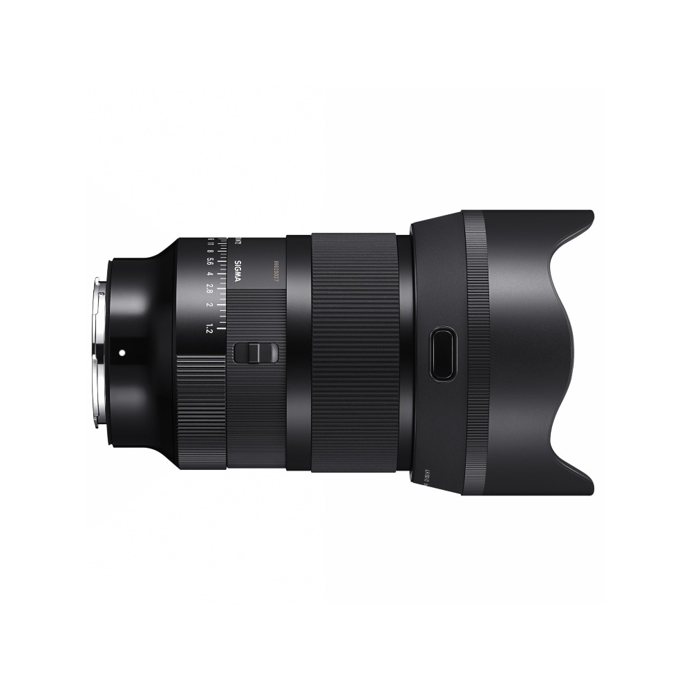 Un obiettivo per fotocamera Sigma nero con paraluce su sfondo bianco. L'obiettivo ha segni e quadranti lungo.