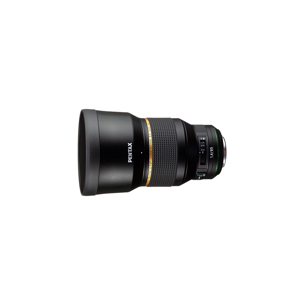 Ein schwarzes Pentax-Kameraobjektiv mit goldenen Akzenten, beschriftet mit '1.4/85'. Es hat einen strukturierten Griff und steht vor weißem Hintergrund.
