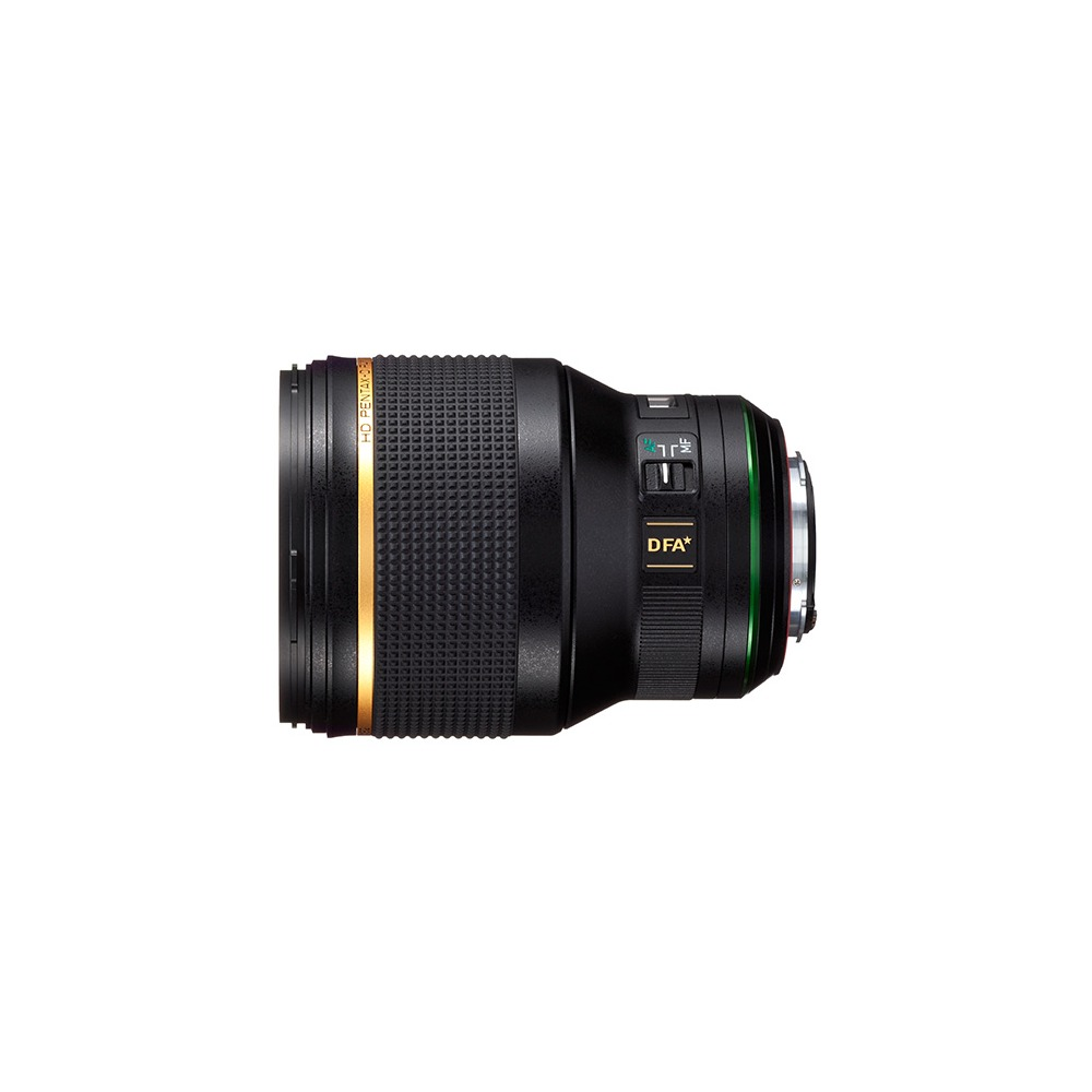 Ein schwarzes Kameraobjektiv mit goldenen Akzenten, einem strukturierten Griff und grünen Details. Es ist mit 'DFA*' und 'HD PENTAX-DFA' beschriftet.
