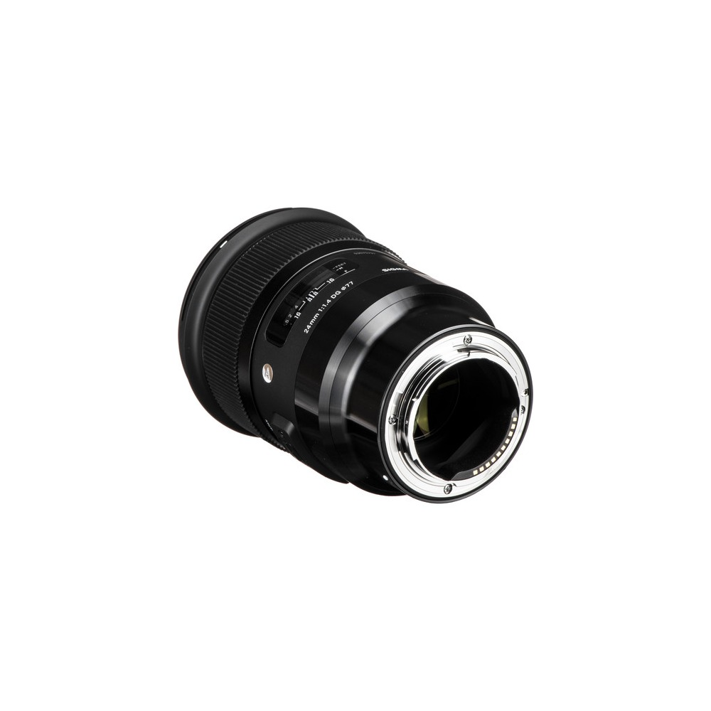 Un objetivo Sigma 24mm f/1.4 DG negro, ligeramente angulado. Tiene marcas de apertura y distancia focal. La tapa del objetivo no está presente.