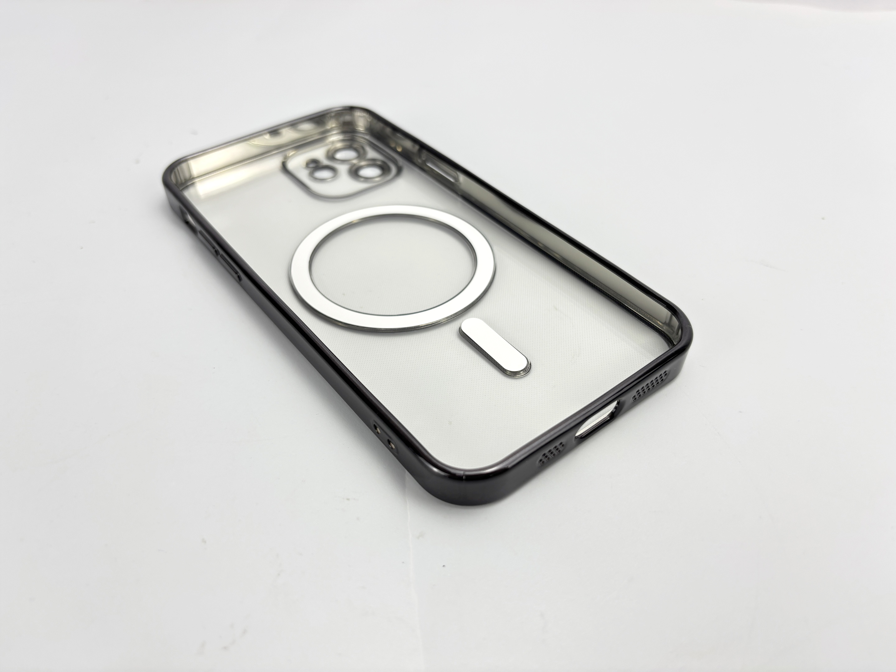 Una custodia trasparente per iPhone con cornice nera e anello argentato su sfondo bianco.