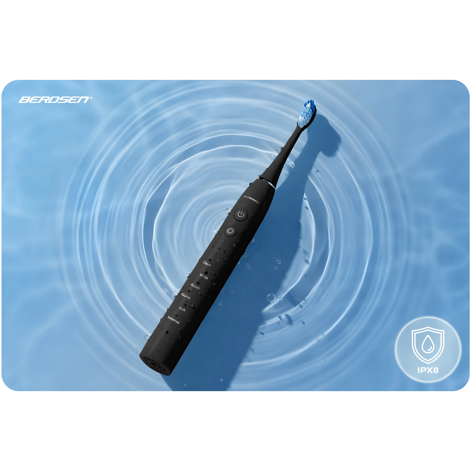 Czarna elektryczna szczoteczka do zębów z niebieskim włosiem na tle wody. Szczoteczka ma wiele trybów czyszczenia.