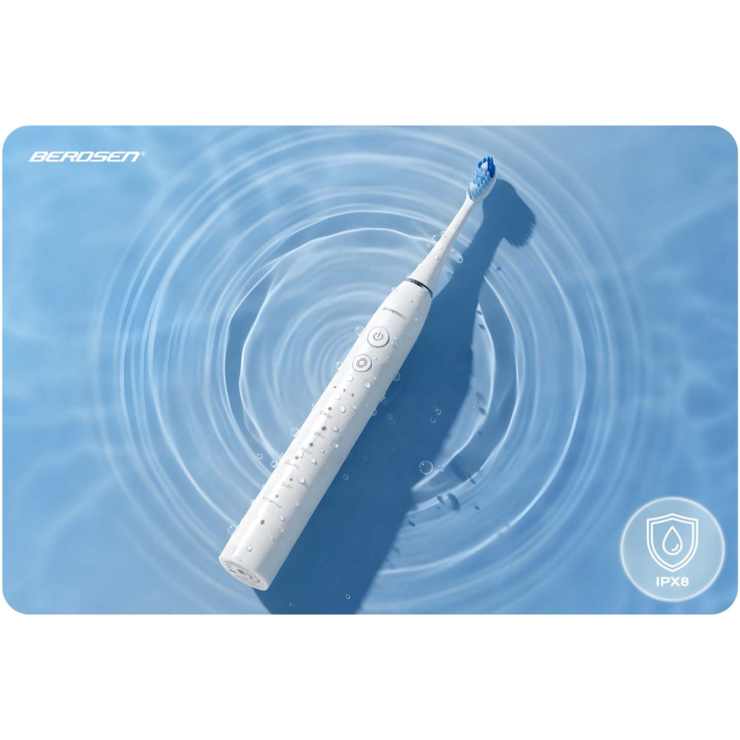 Biała elektryczna szczoteczka do zębów z niebieskim włosiem na wodnistym tle, z marką BERDSEN. Obecne logo IPX8.