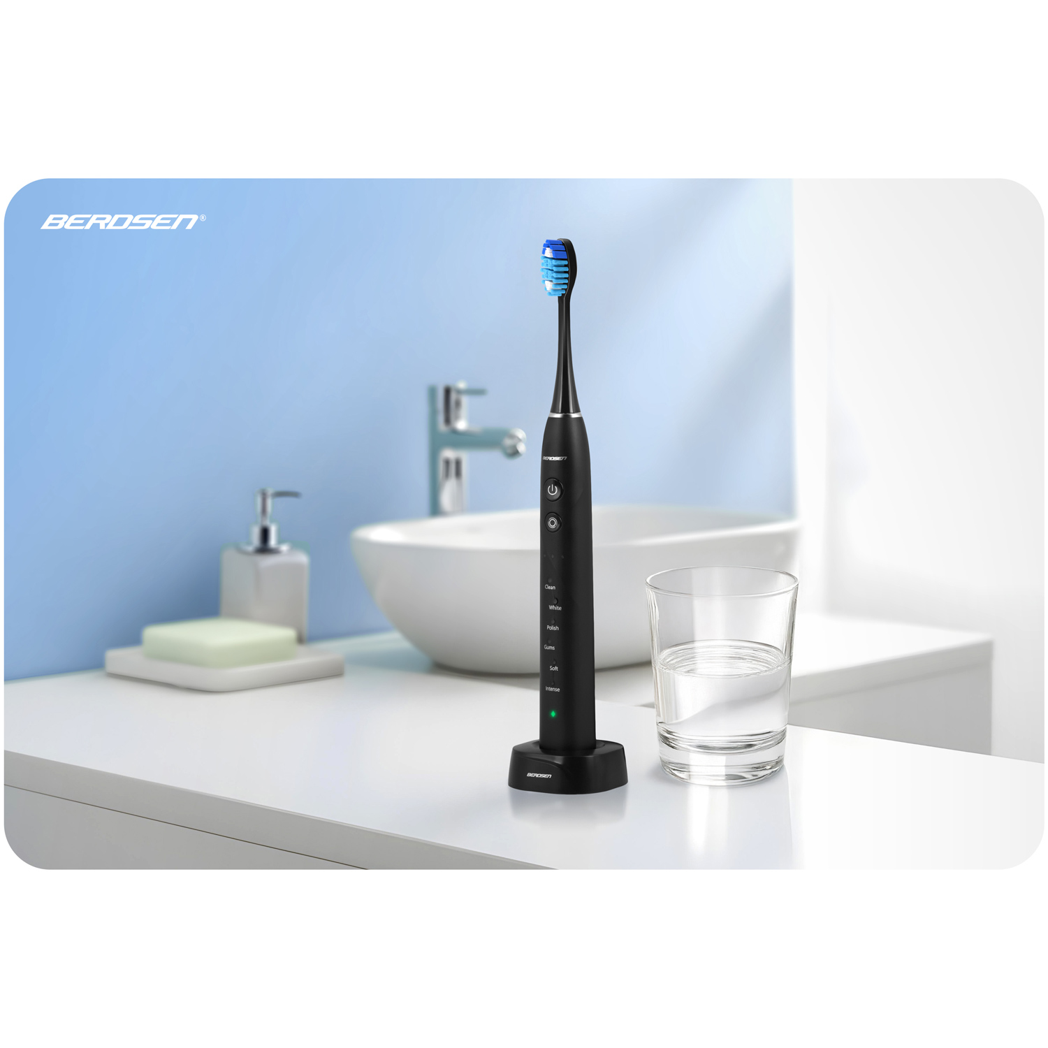 Czarna elektryczna szczoteczka do zębów z niebieską główką stoi na białej powierzchni. Obok szklanka wody. Niebieskie tło.