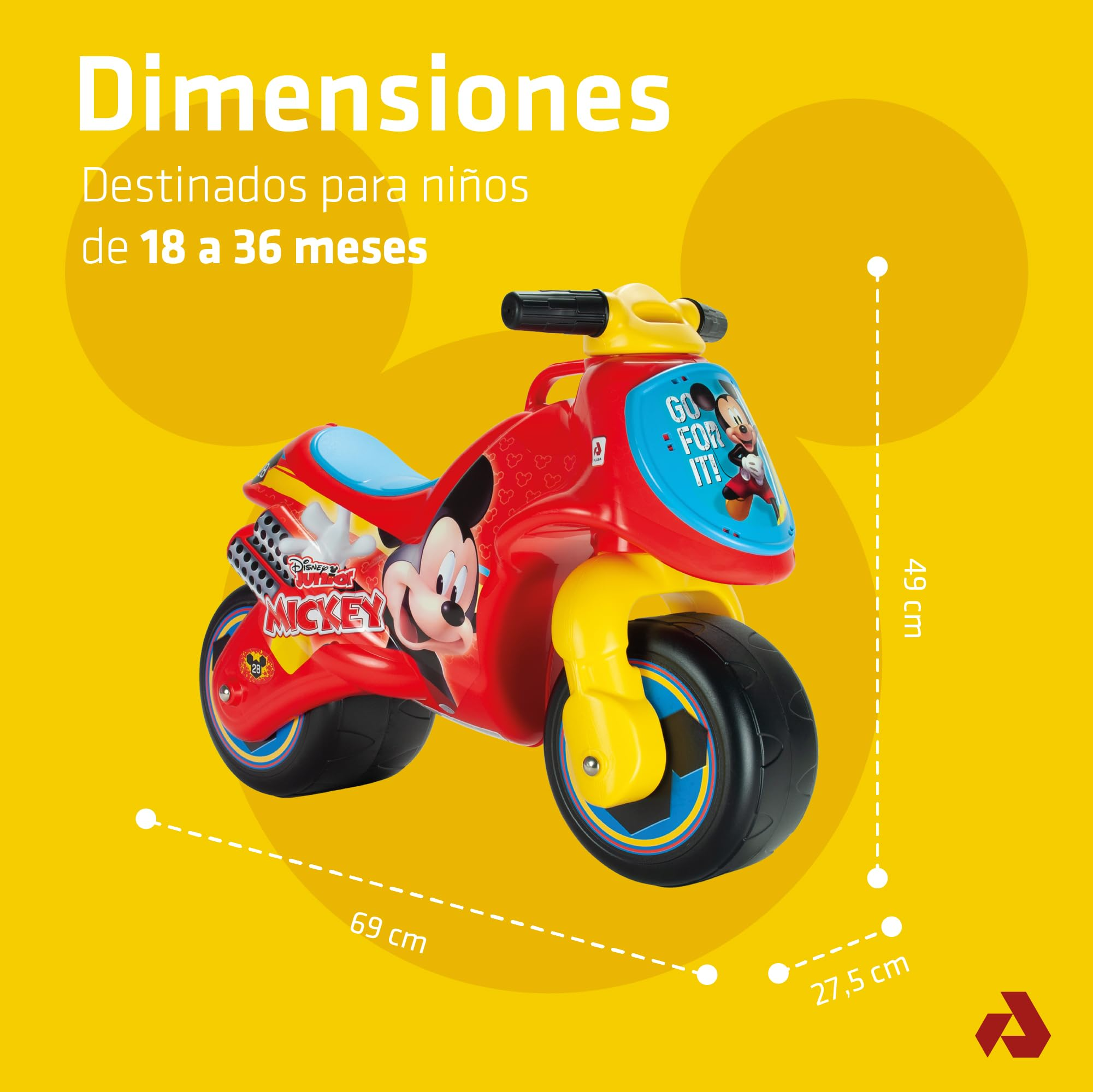 Una moto de juguete de Mickey de Disney Junior roja y amarilla con dimensiones etiquetadas sobre fondo amarillo.