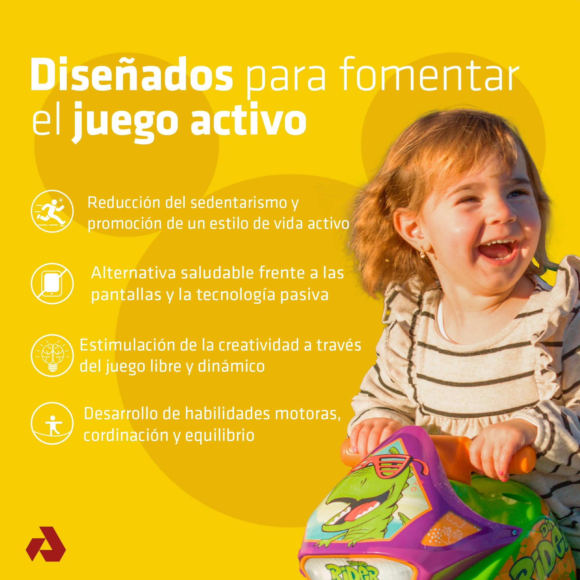 Un niño sonriente en un vehículo de juguete de dinosaurio, fondo amarillo. Texto sobre juego activo a la izquierda.