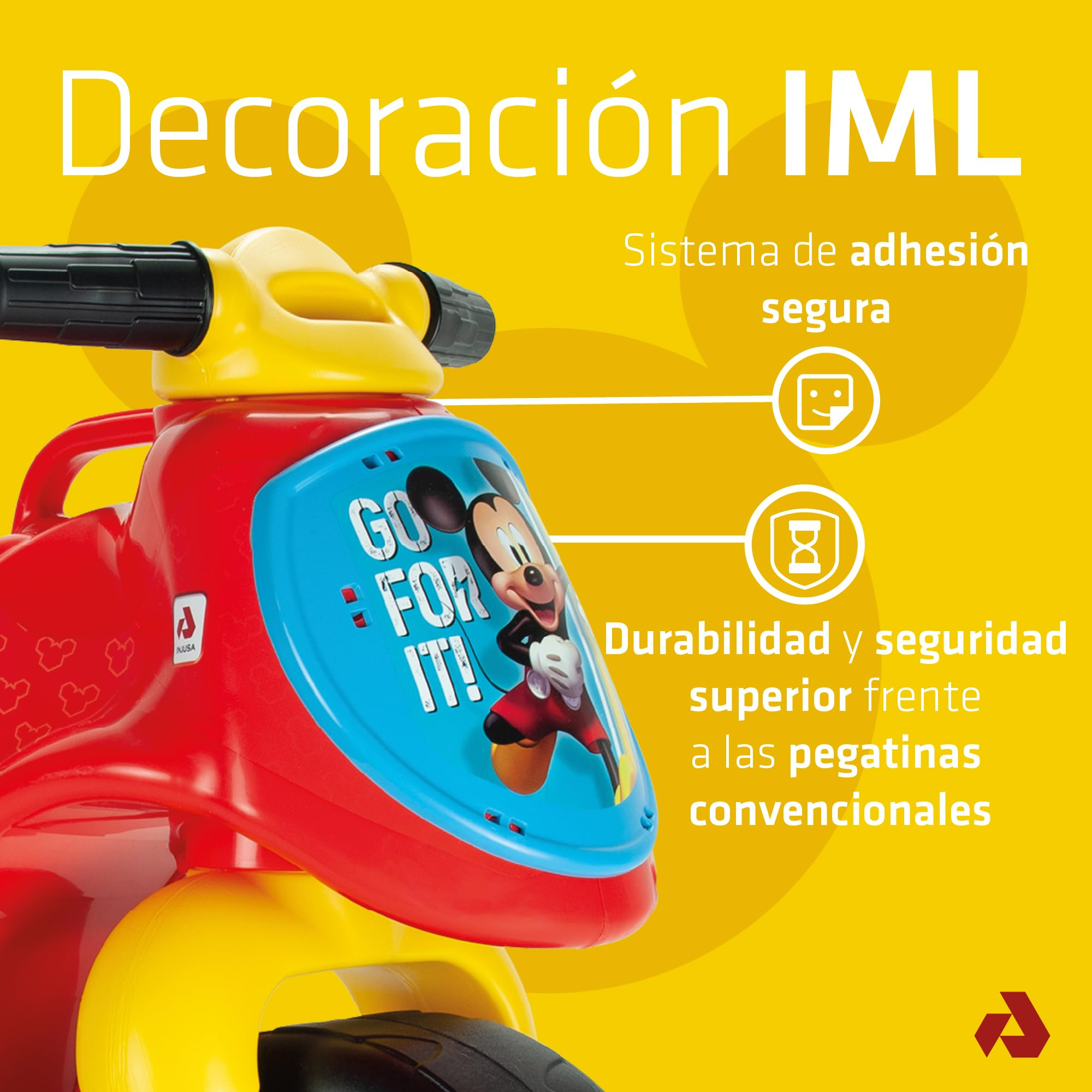Una moto de juguete roja y amarilla con gráficos de Mickey Mouse. Texto en español sobre fondo amarillo.