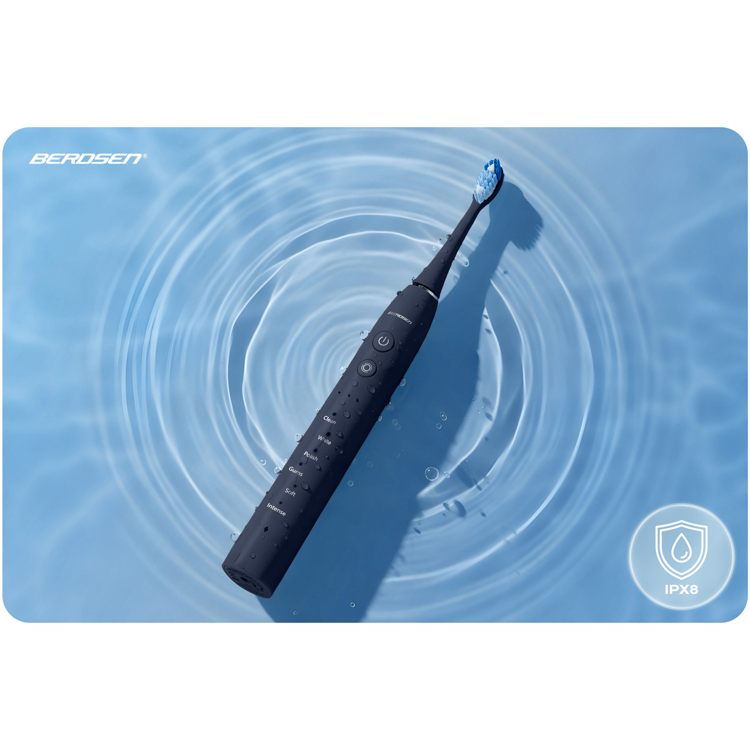 Ciemnoniebieska elektryczna szczoteczka do zębów leży na wodzie. Główka szczoteczki jest niebieska. Marka to BERDSEN. Ikona IPX8 po prawej stronie.