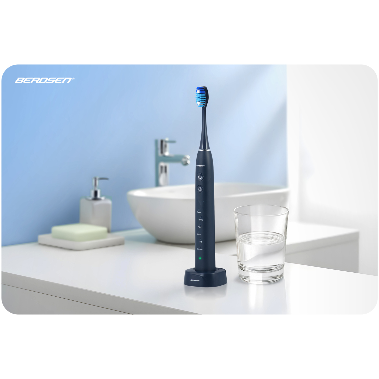 Szczoteczka elektryczna na blacie łazienkowym ze szklanką wody. Schemat kolorów niebieski i biały. Szczoteczka jest ciemnoniebieska.