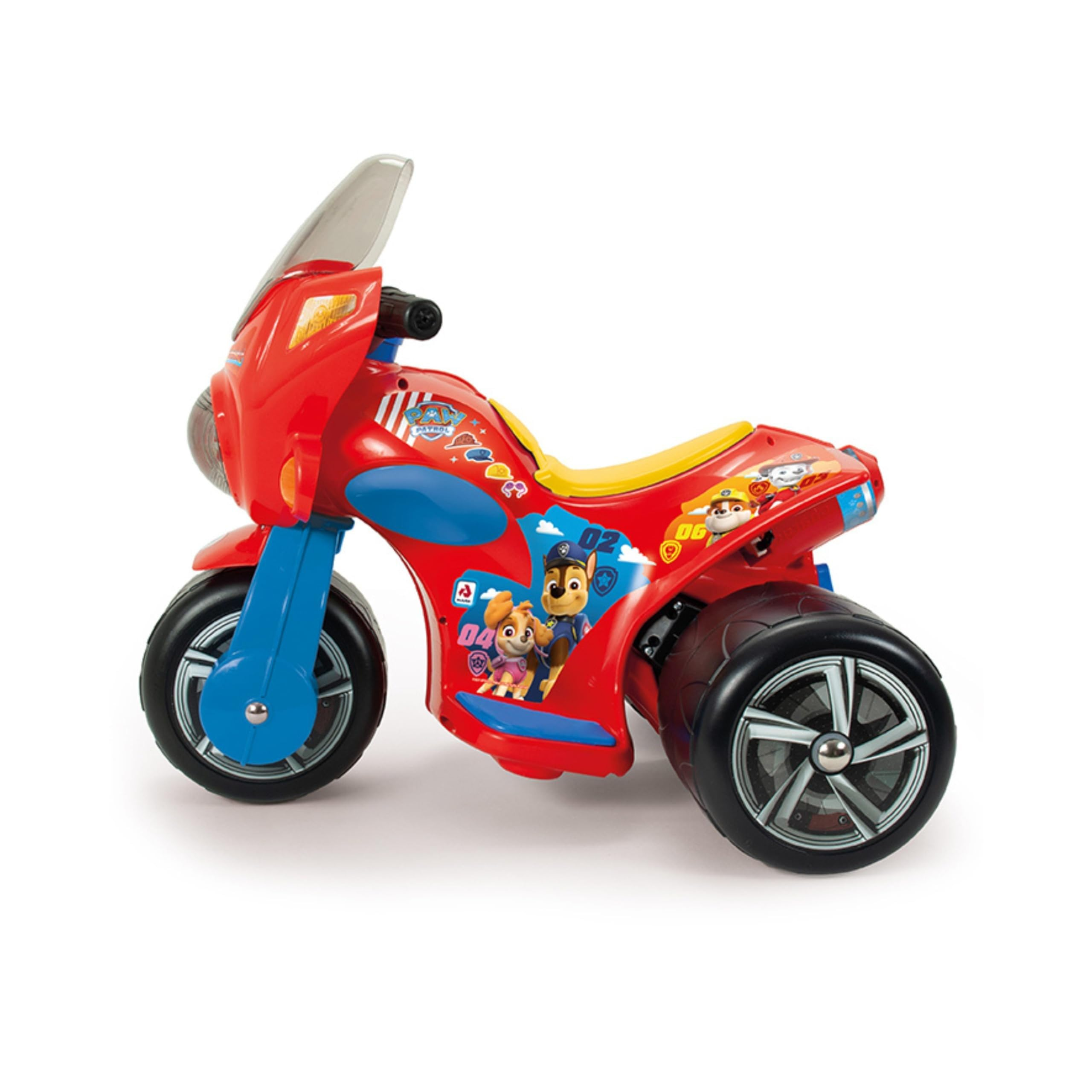 Un juguete de motocicleta Paw Patrol rojo y azul con tres ruedas, calcomanías de personajes y parabrisas transparente.