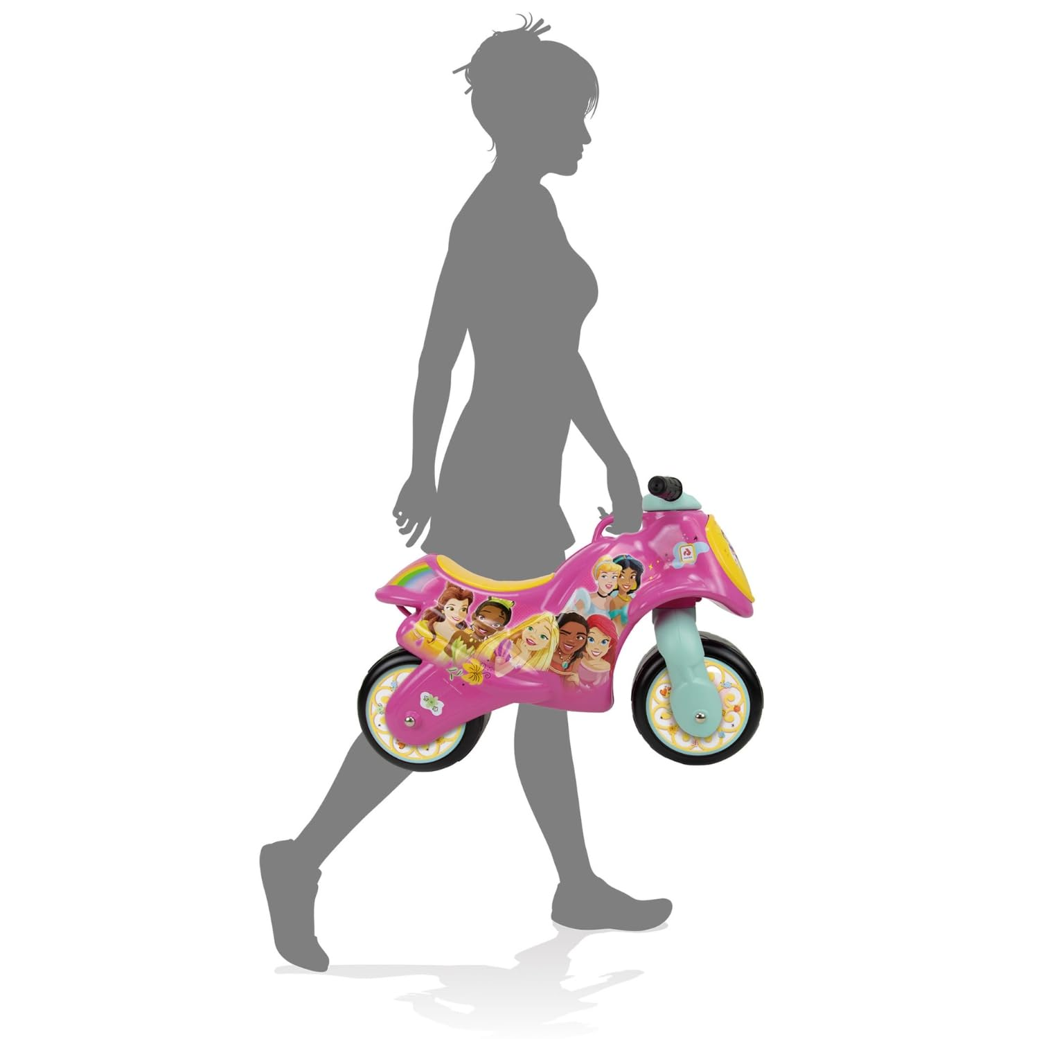 Una silueta gris de una persona caminando, sosteniendo una moto de juguete rosa decorada con imágenes de princesas Disney.