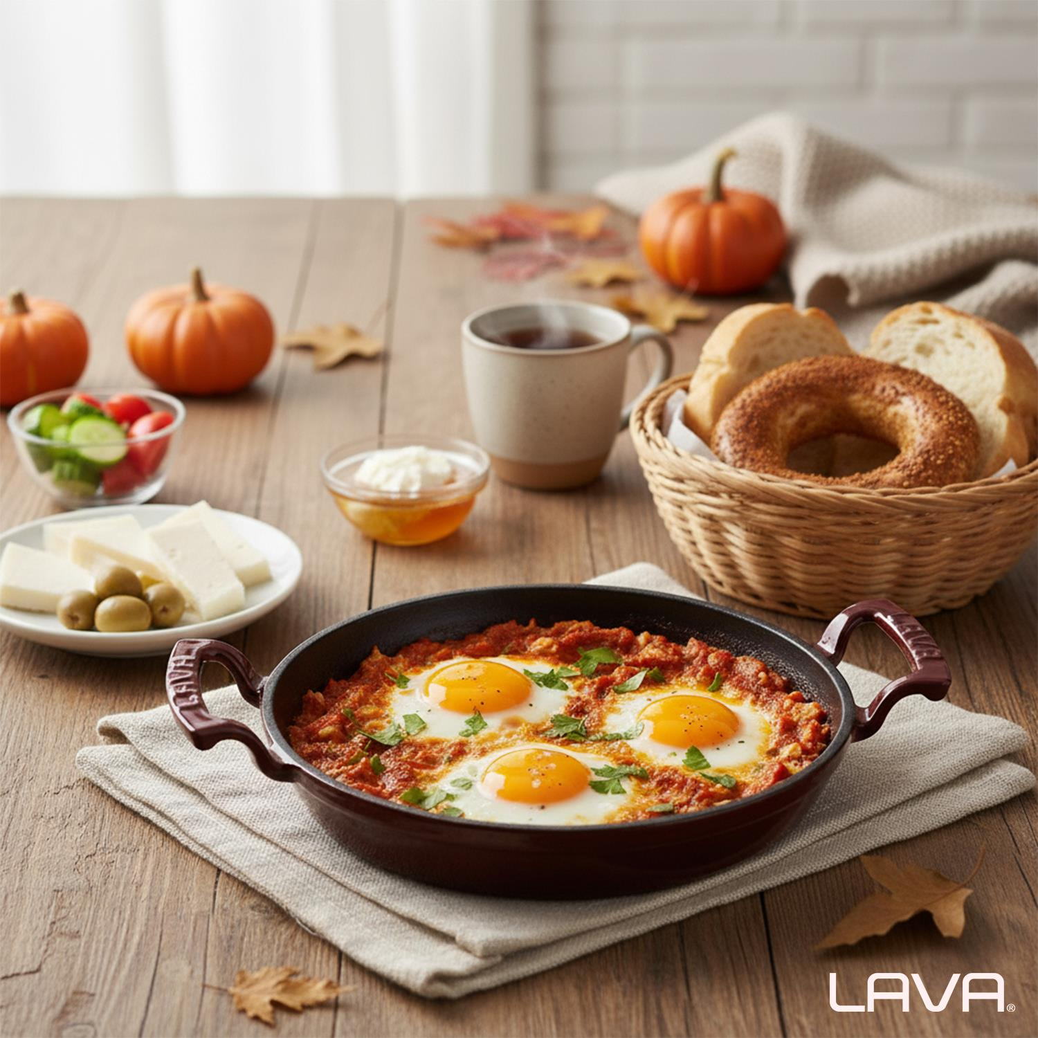 Yumurta, ekmek, peynir ve sebzelerle donatılmış bir masa. Kabaklar ve bir fincan çay sahneyi tamamlıyor.