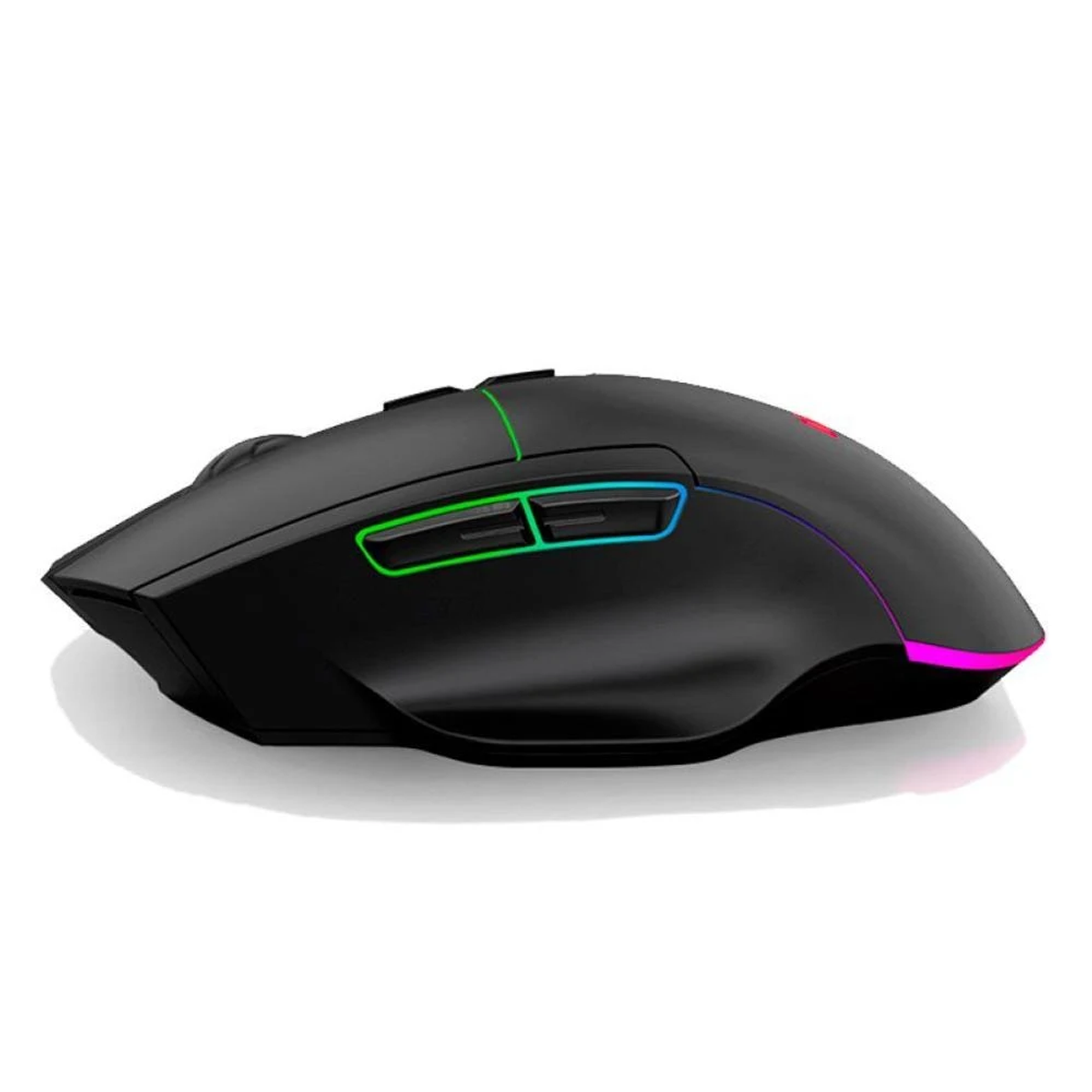 Un ratón gaming negro con luces RGB en los laterales. El ratón tiene dos botones en el lateral y una rueda de desplazamiento.