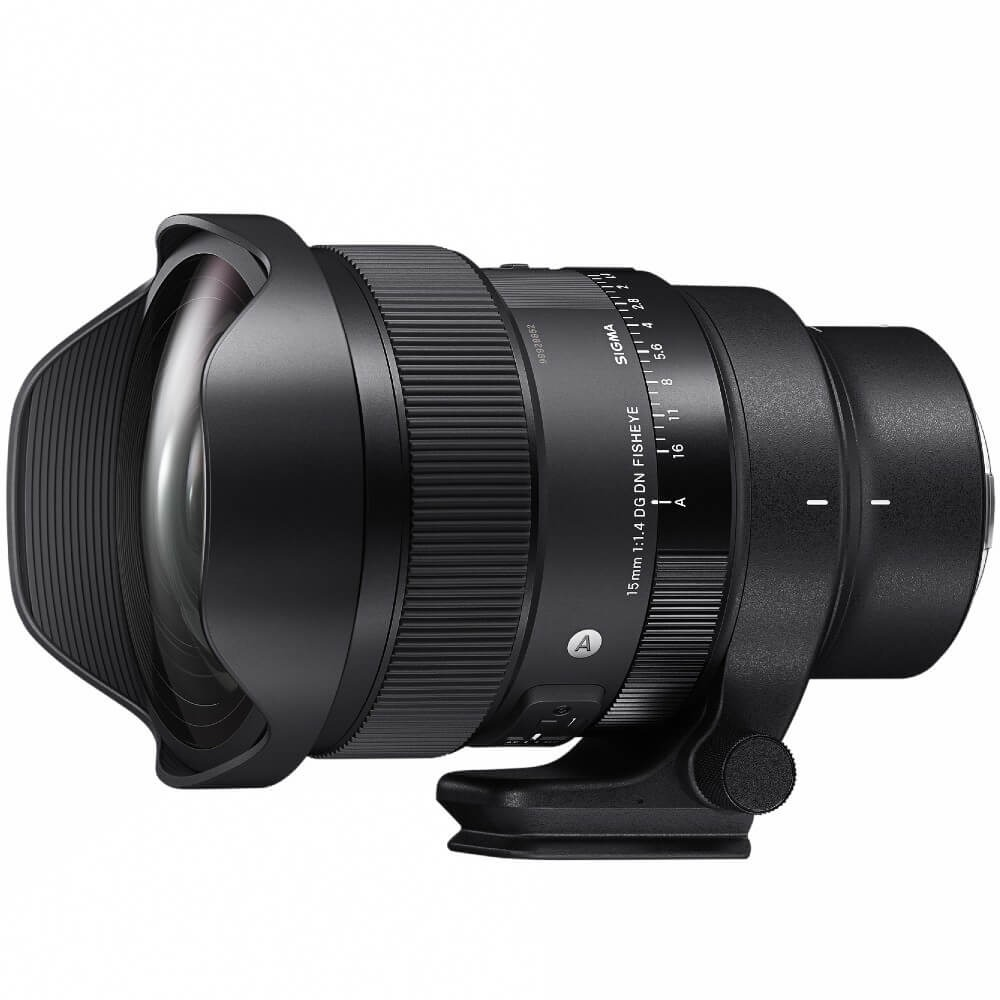 Un obiettivo Sigma 15mm f/1.4 DG DN Fisheye nero. Ha un paraluce, ghiere di messa a fuoco e diaframma ed è montato su un supporto.