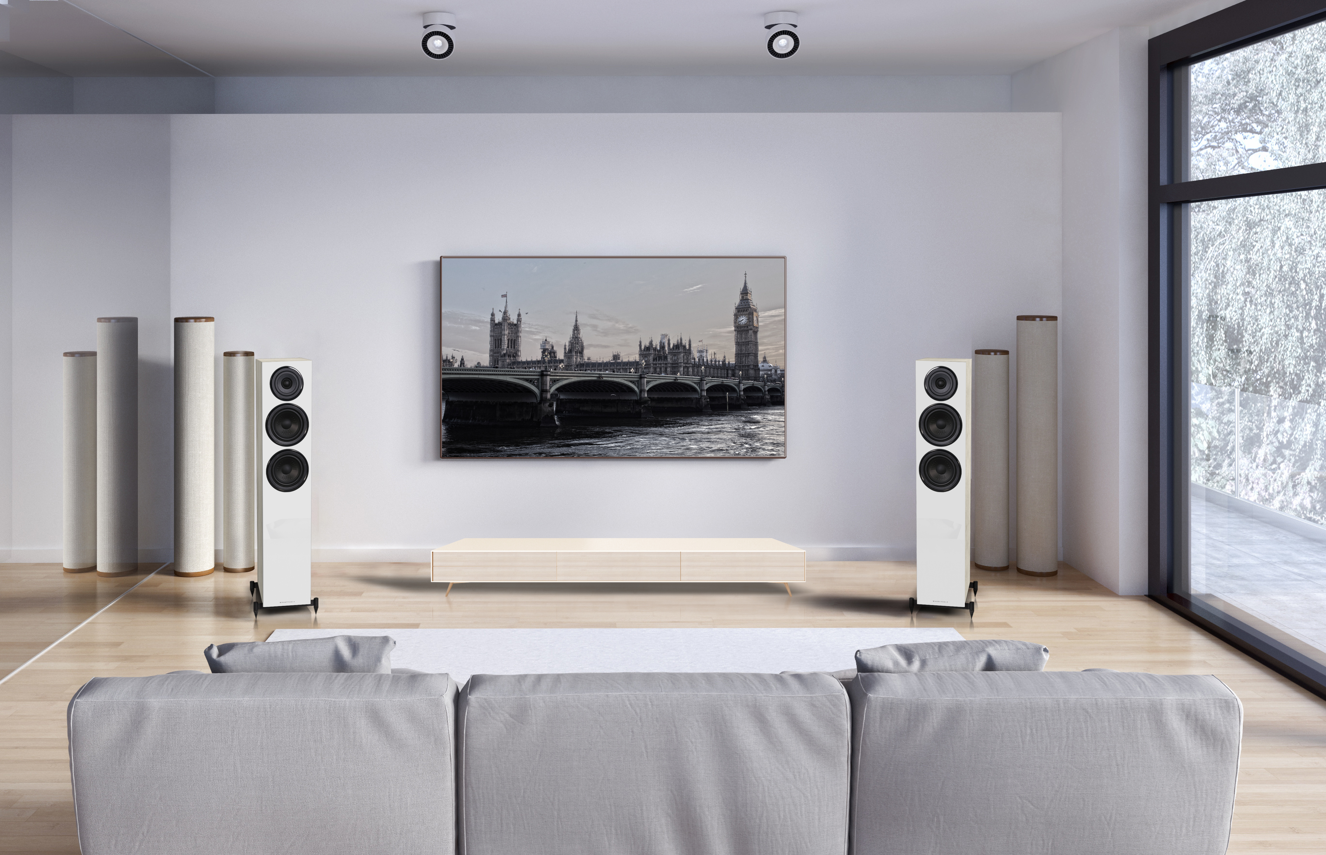 Soggiorno moderno con immagine del Big Ben in TV, altoparlanti, divano chiaro e finestra grande.