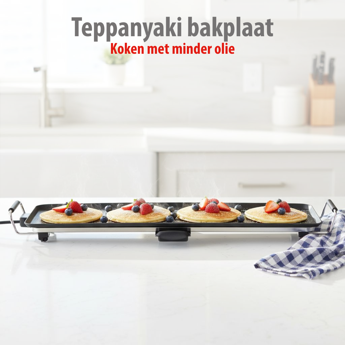 Ein Teppanyaki-Grill mit Pfannkuchen, belegt mit Erdbeeren und Blaubeeren. Hintergrund: eine Küche mit Text auf Niederländisch.
