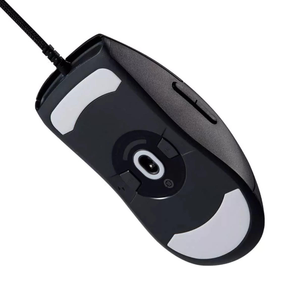 Zwarte computermuis, schuine weergave, met de onderkant zichtbaar. Witte pads op hoeken. Zwart snoer bevestigd. Witte achtergrond.
