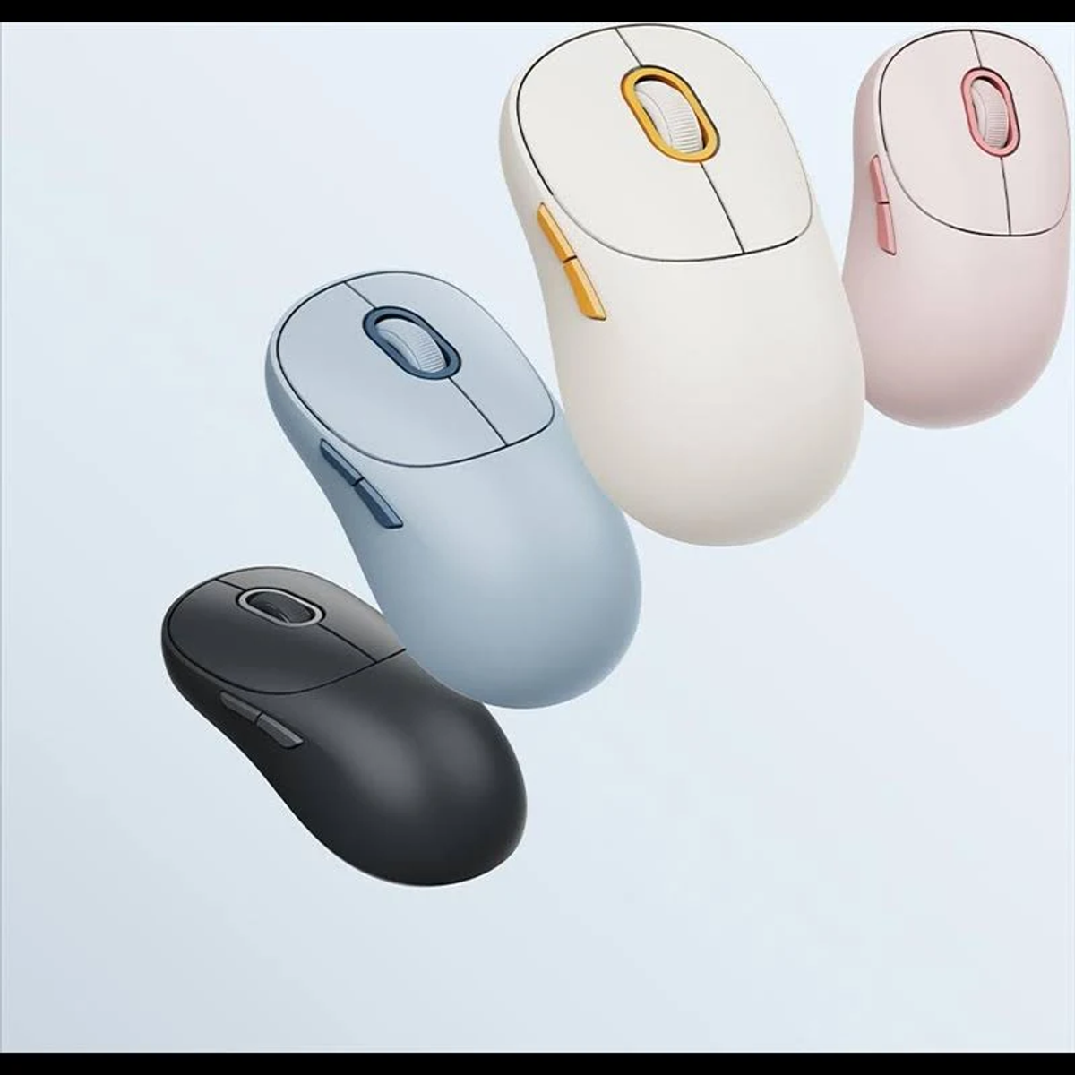 Cinque mouse per computer wireless colorati: nero, grigio, bianco, rosa. Ognuno ha una rotellina e un pulsante laterale. Fluttuanti su sfondo azzurro.