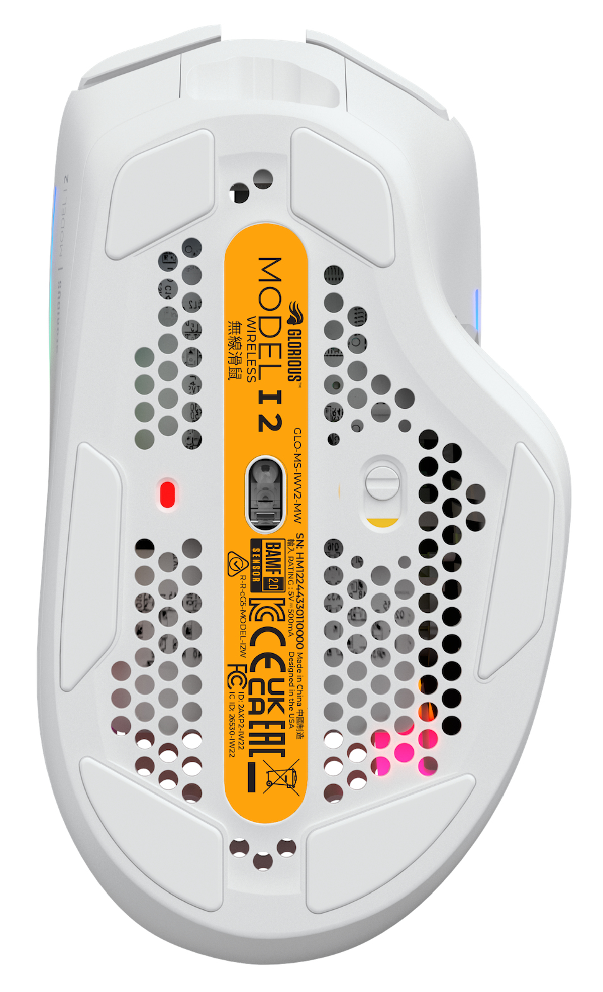Mouse per computer wireless bianco, modello I2, con etichetta arancione. La parte inferiore mostra prese d'aria e un LED rosso.