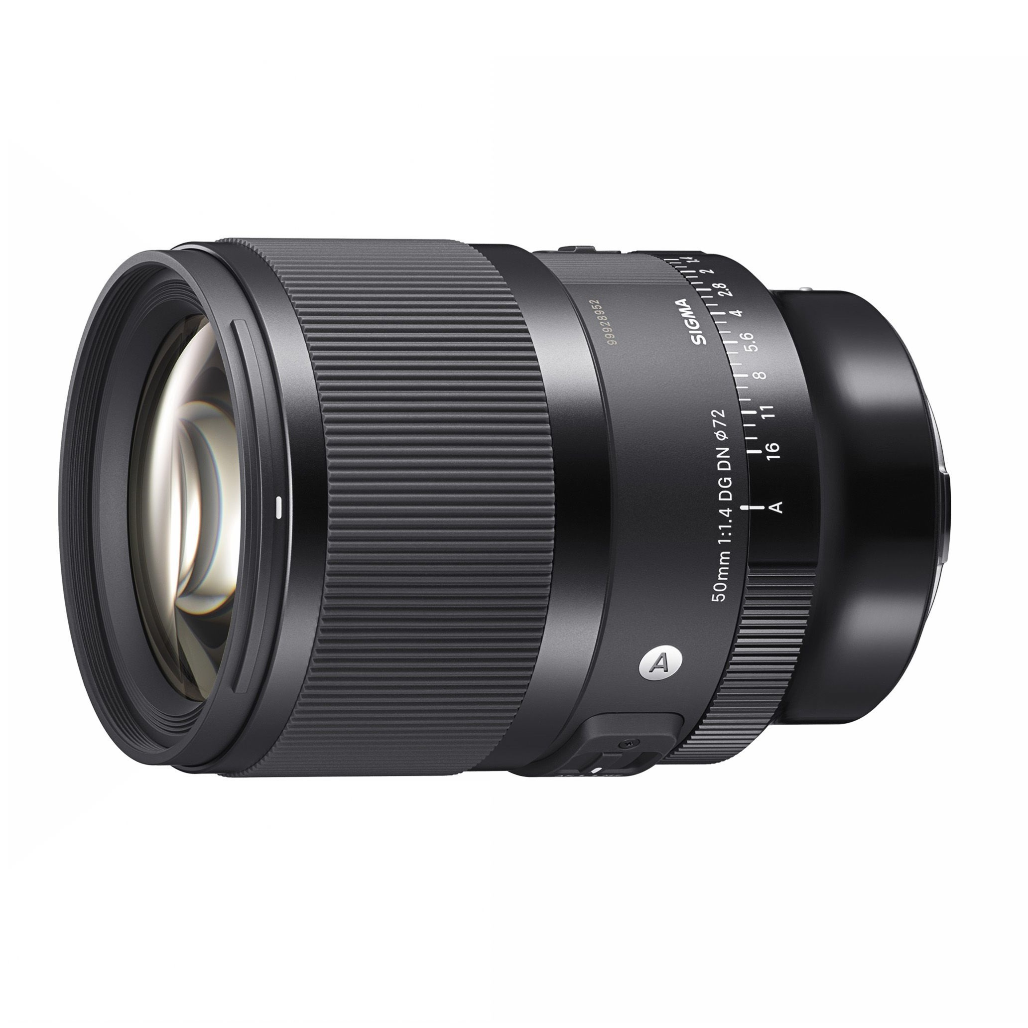 Un obiettivo Sigma 50mm nero. Ha un corpo scanalato, informazioni sull'obiettivo, impostazioni di apertura e una ghiera di messa a fuoco.