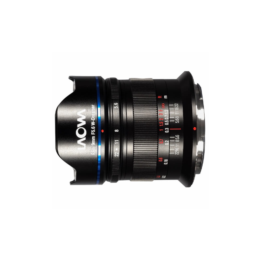 Czarny obiektyw z niebieskimi akcentami, oznaczony liczbami i tekstem. Obiektyw jest wyśrodkowany na białym tle.