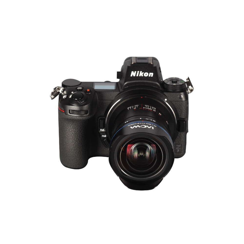 Czarny aparat Nikon z obiektywem. Obiektyw ma niebieskie akcenty. Aparat jest na białym tle.