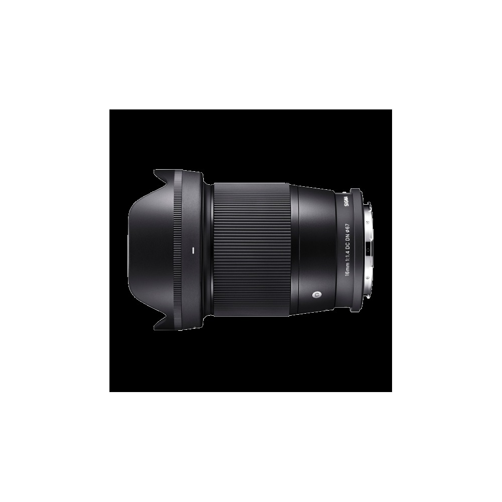 Un objetivo de cámara Sigma 16mm 1:1.4 DC DN negro, con agarre acanalado y parasol, sobre un fondo negro.