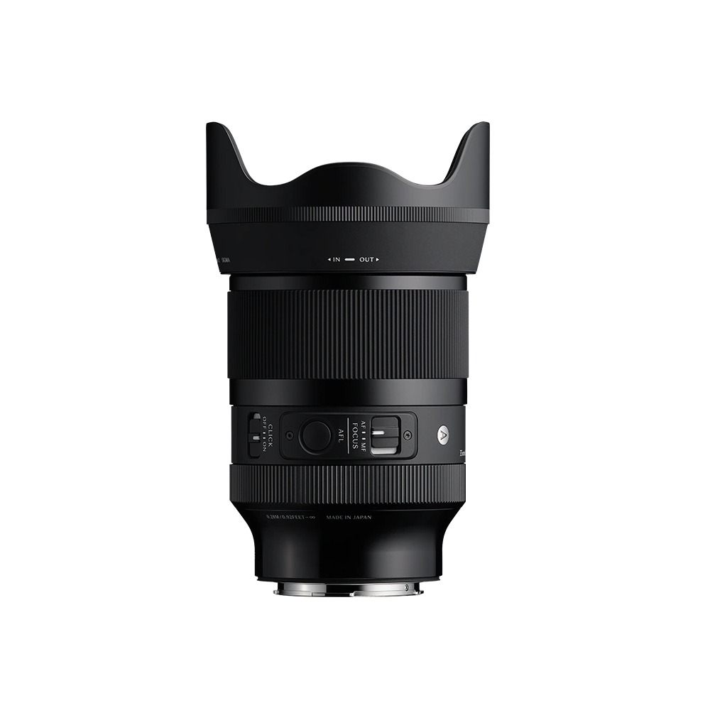 Un obiettivo per fotocamera Sigma nero con paraluce su sfondo bianco. Ha varie manopole e indicatori per la messa a fuoco e le impostazioni.