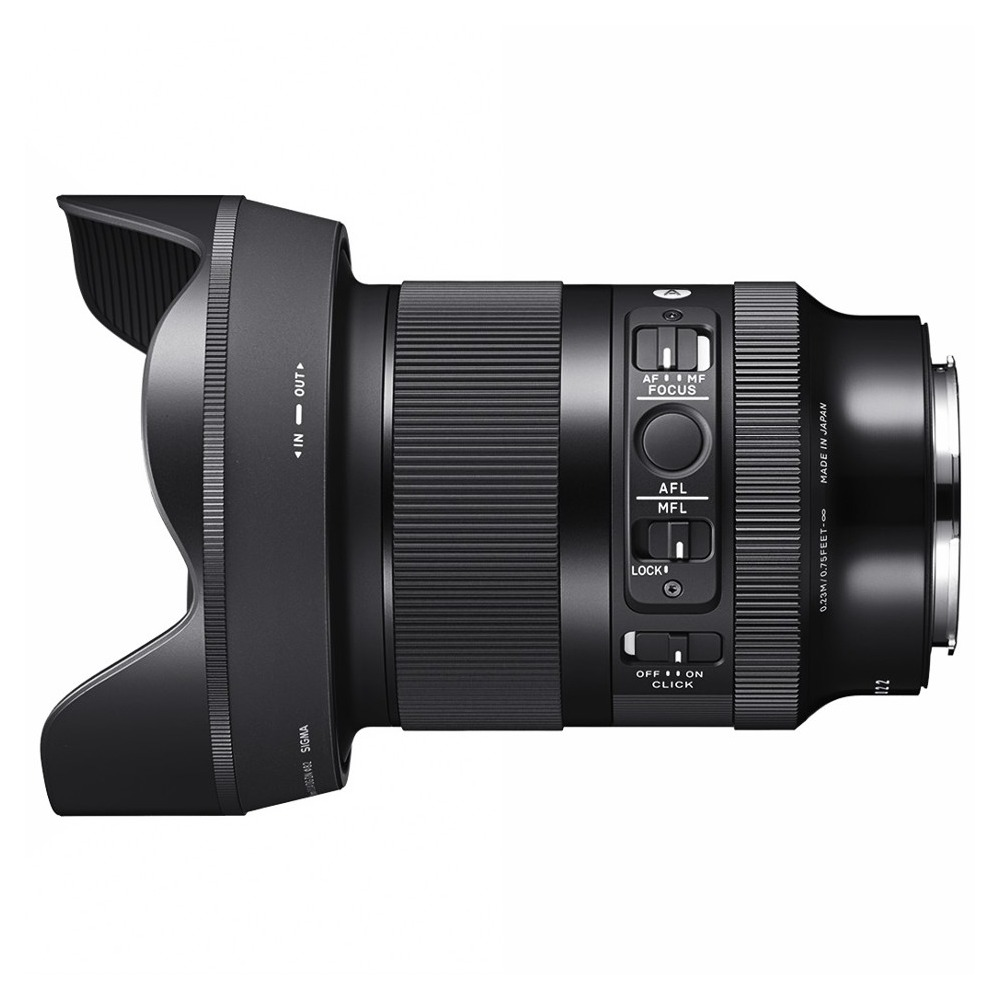 Un obiettivo per fotocamera Sigma nero su sfondo bianco. Ha varie manopole e impostazioni, tra cui la messa a fuoco e il paraluce.
