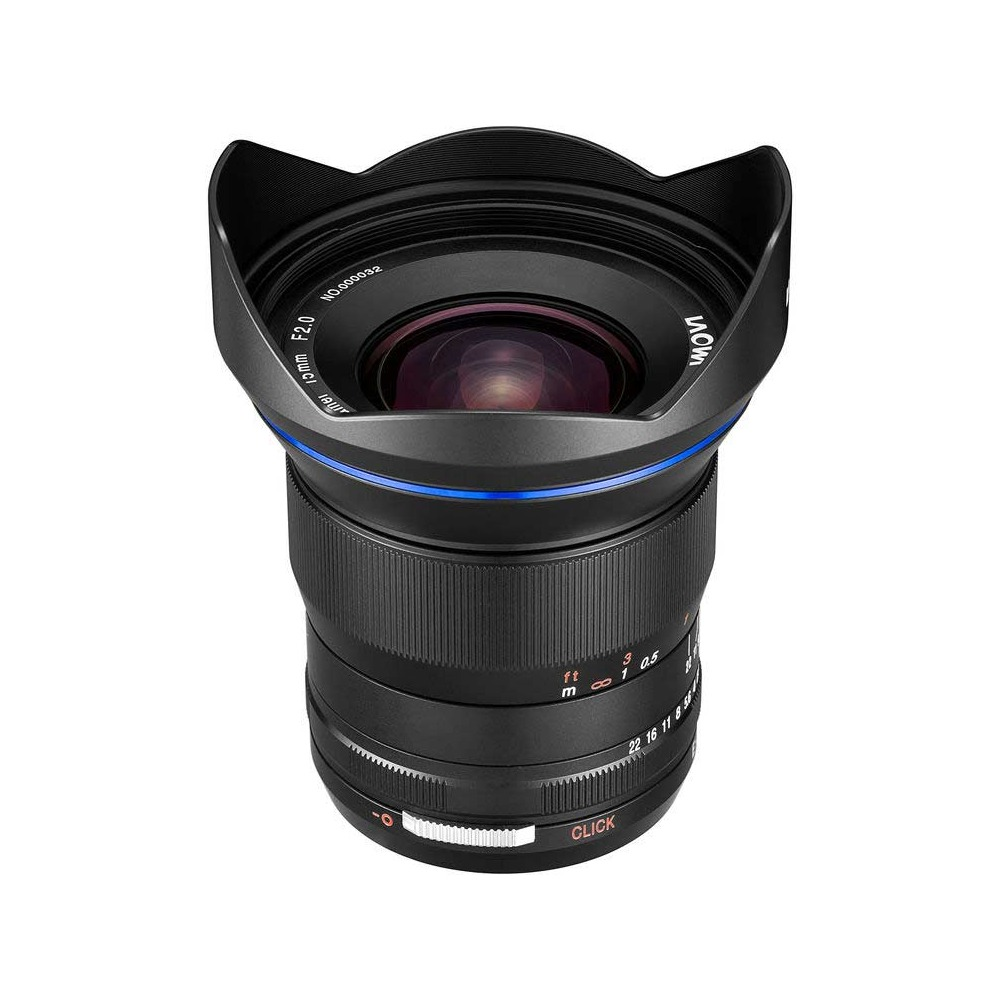 Czarny obiektyw aparatu z osłoną przeciwsłoneczną. Ma niebieskie akcenty i pierścień ostrości. Obiektyw jest oznaczony specyfikacjami.