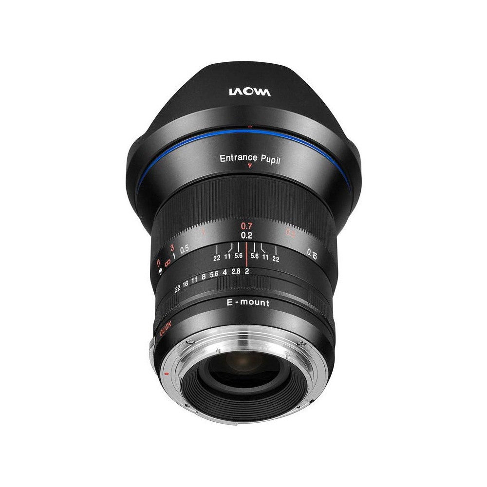 Czarny obiektyw aparatu z wieloma oznaczeniami i osłoną przeciwsłoneczną. Obiektyw jest oznaczony jako 'LAOWA' i 'E-mount'.