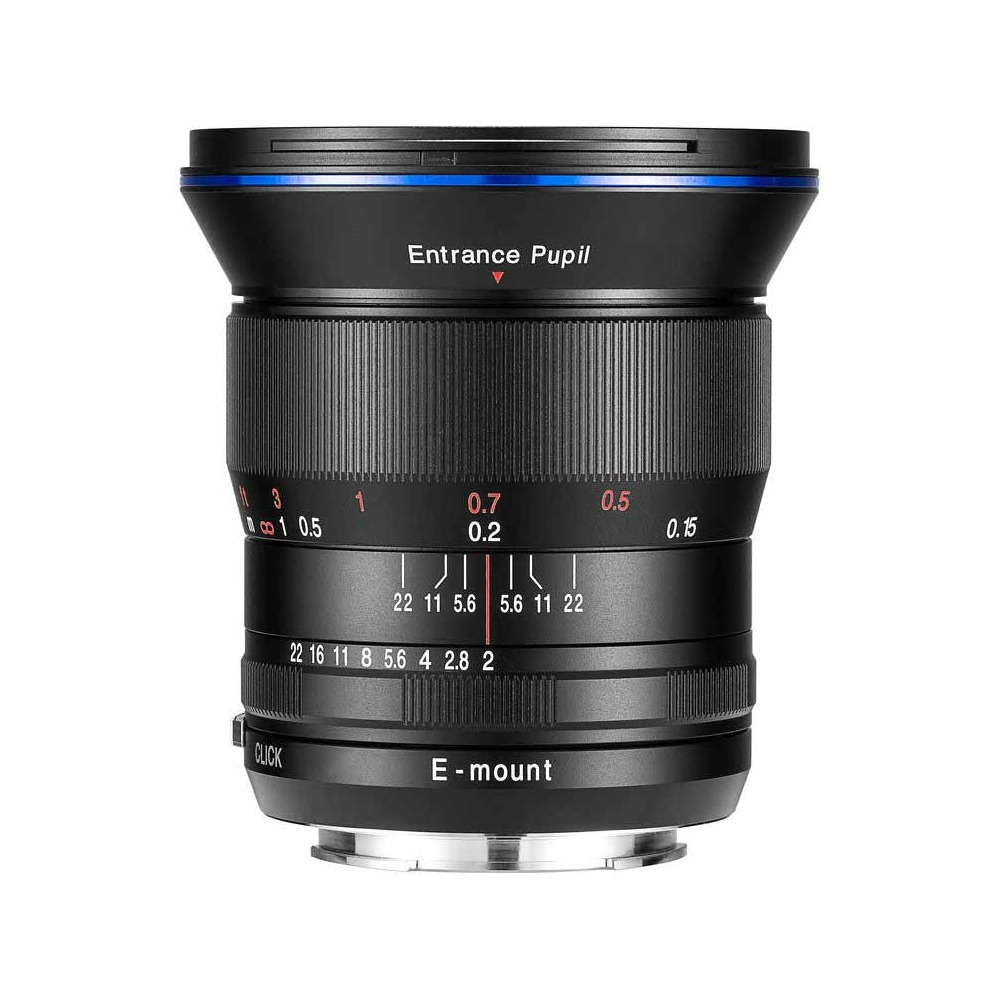Zbliżenie czarnego obiektywu aparatu z niebieskimi akcentami. Posiada oznaczenia przysłony i ostrości, z napisami takimi jak 'Entrance Pupil' i 'E-mount'.