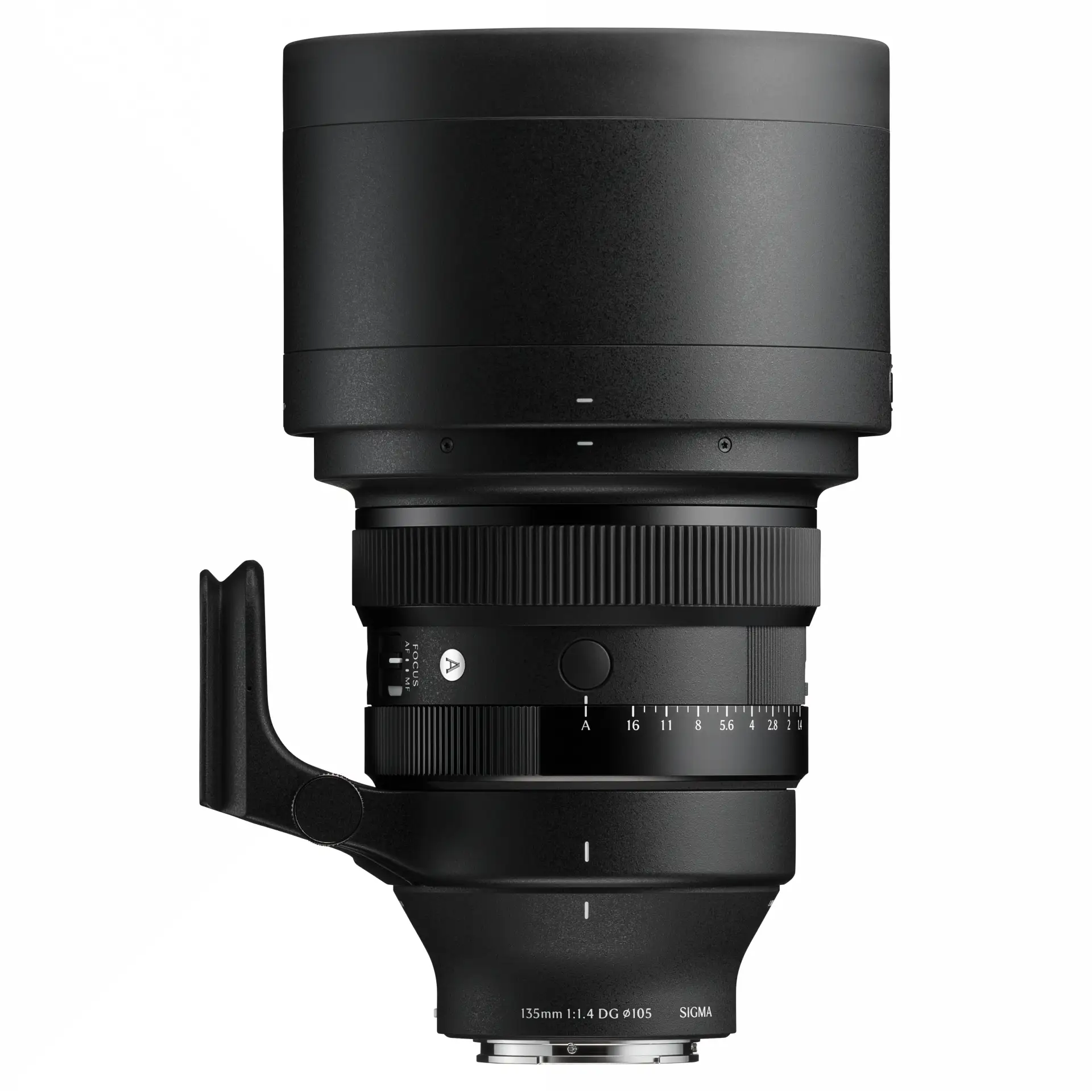 Een zwarte Sigma 135mm cameralens. Het heeft focus- en diafragmaringen. De lens staat op een witte achtergrond.