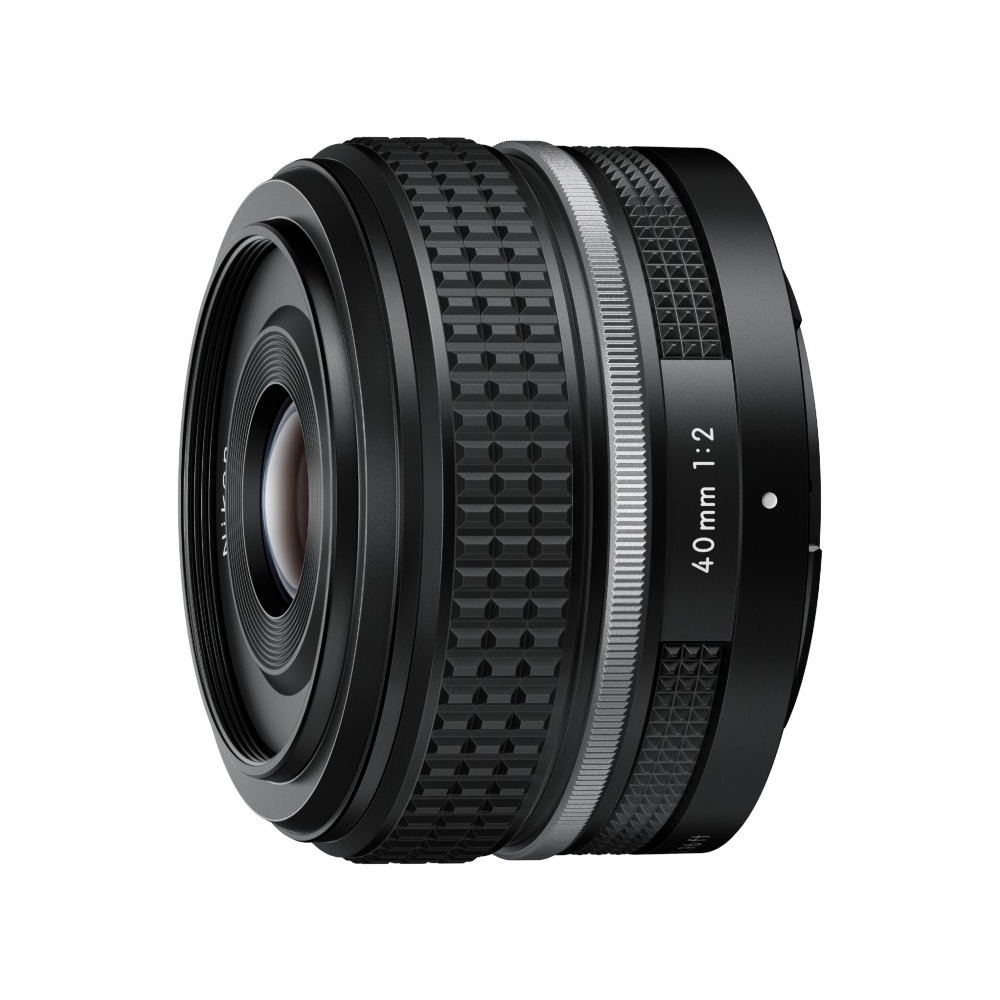 Zbliżenie czarnego obiektywu do aparatu Nikon 40mm 1:2. Obiektyw ma teksturowane powierzchnie i srebrne detale, z białym tłem.