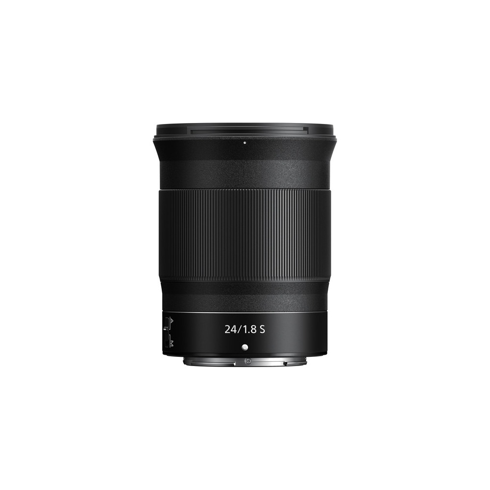 Un objetivo de cámara negro, modelo 24/1.8 S, centrado sobre fondo blanco. Tiene lados acanalados y base metálica.