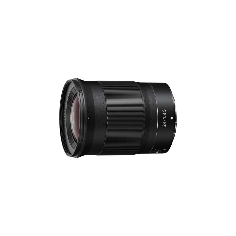 Una lente de cámara negra con el texto '24/1.8 S' en ella, aislada sobre un fondo blanco.