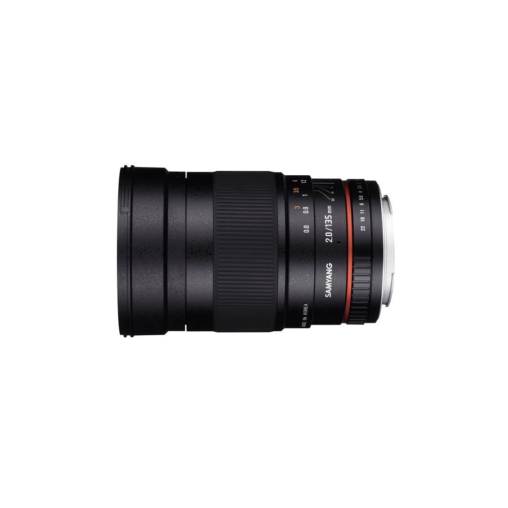 Czarny obiektyw Samyang 2.0/135 mm jest wyświetlany na białym tle. Ma oznaczenia i czerwony pierścień. Obiektyw jest cylindryczny.