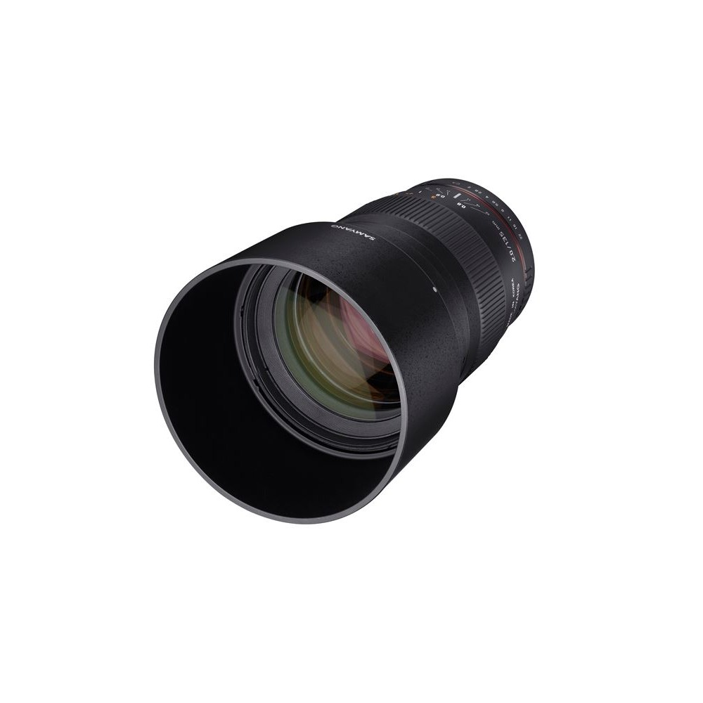 Czarny obiektyw Samyang 28-135mm z osłoną przeciwsłoneczną na białym tle. Obiektyw ma czerwone oznaczenia.