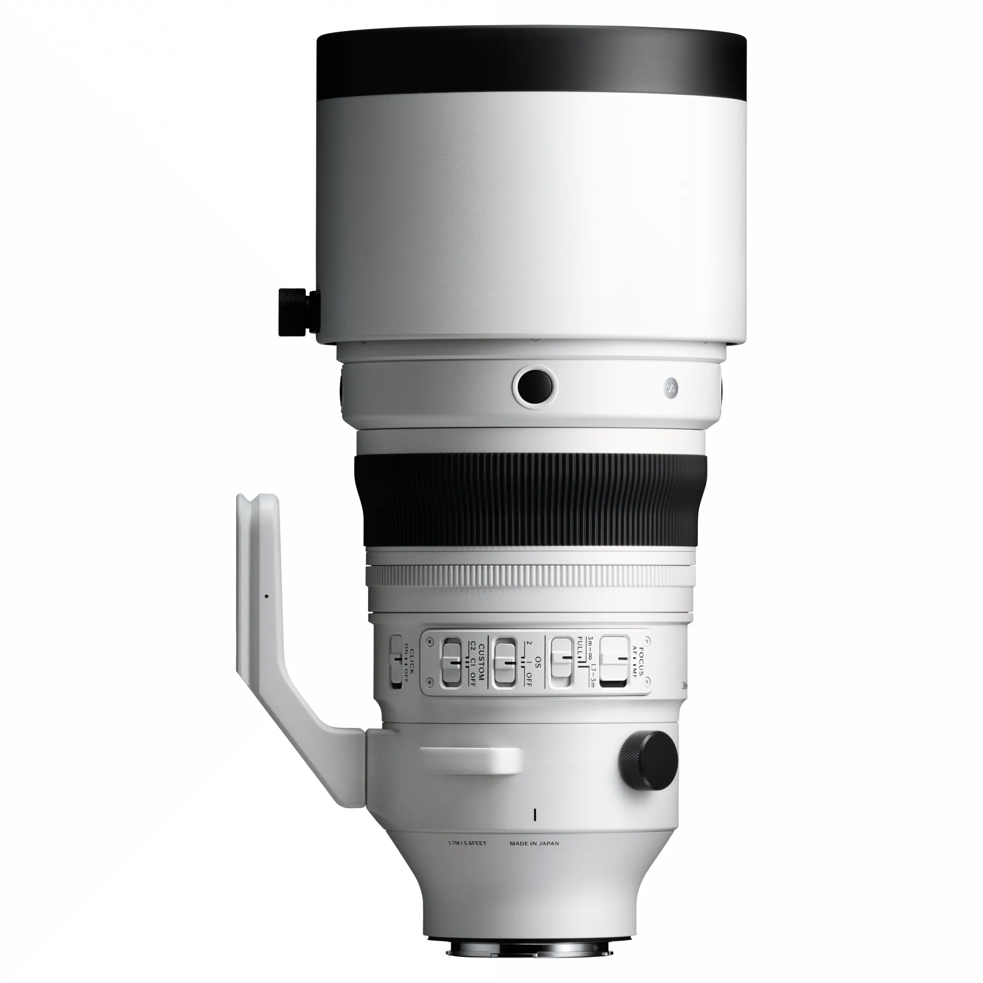 Un obiettivo per fotocamera bianco e nero su sfondo bianco. Ha vari quadranti e impostazioni. L'obiettivo è cilindrico.