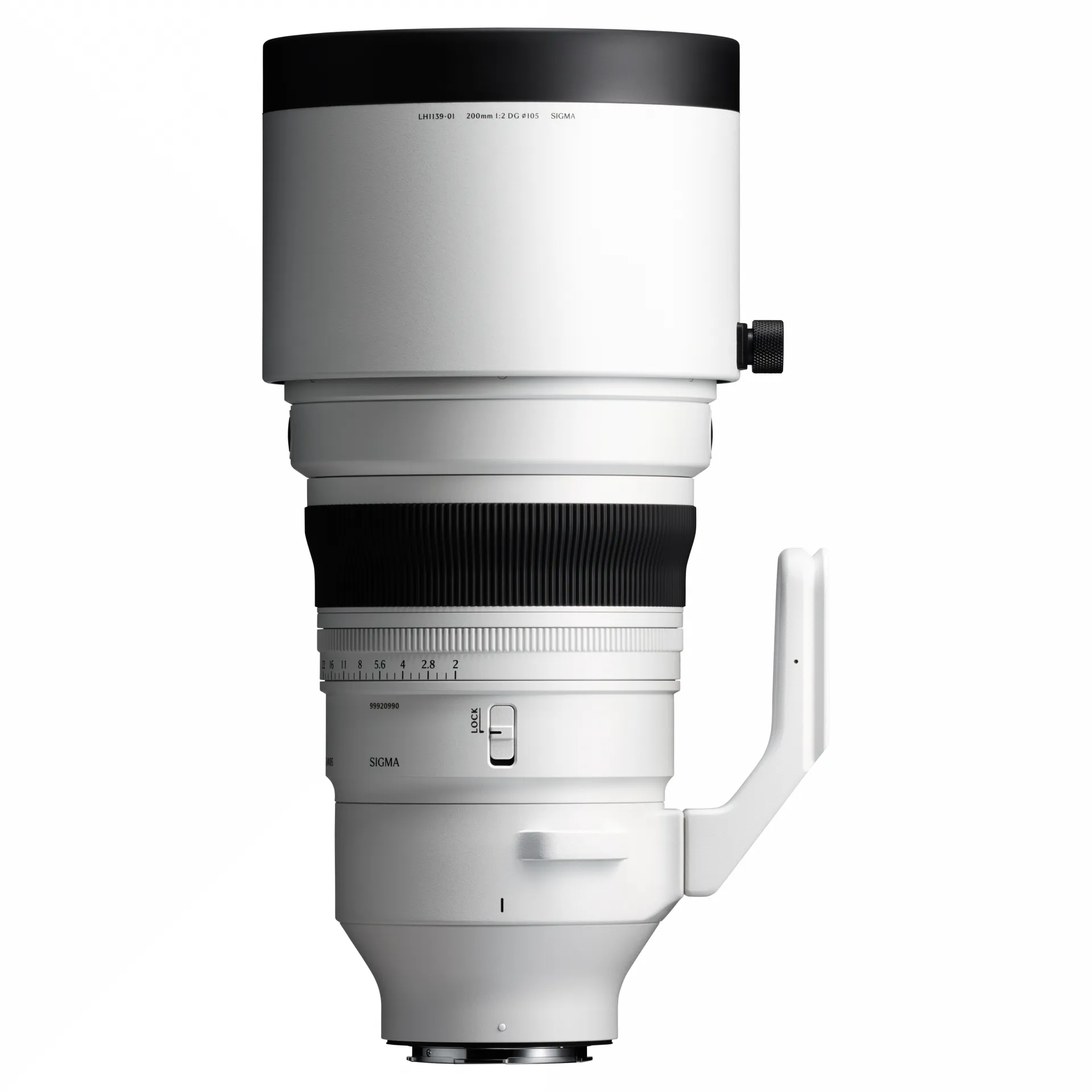 Un obiettivo per fotocamera Sigma bianco e nero su sfondo bianco. Ha una maniglia e vari contrassegni.