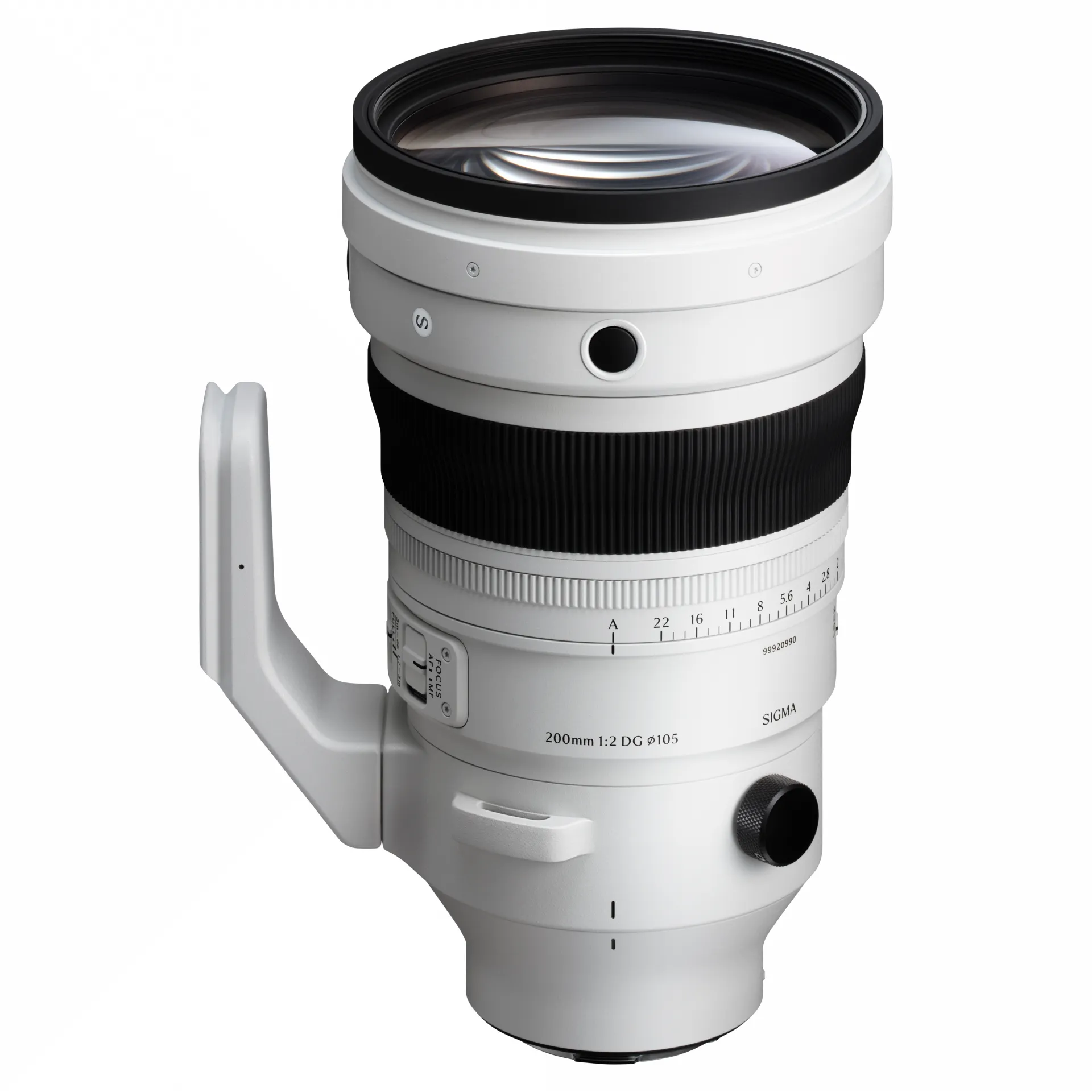 Witte Sigma 200mm lens, zwarte accenten, met focusring en handvat. Beschikt over diafragma-instellingen en focusmodus.