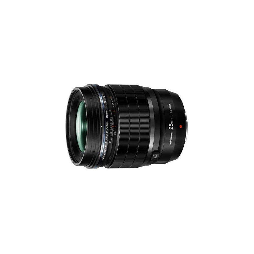 Un obiettivo nero Olympus da 25 mm. Ha segni e numeri, tra cui il logo Olympus e i dettagli della lunghezza focale. L'obiettivo è isolato.
