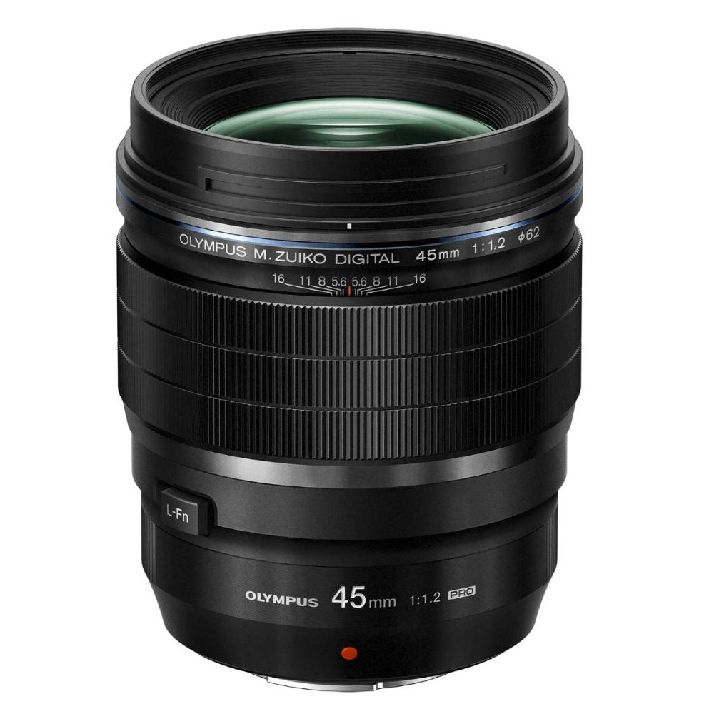 Un obiettivo per fotocamera Olympus nero. Ha diversi anelli con numeri ed etichette, tra cui '45mm 1:1.2 PRO'.