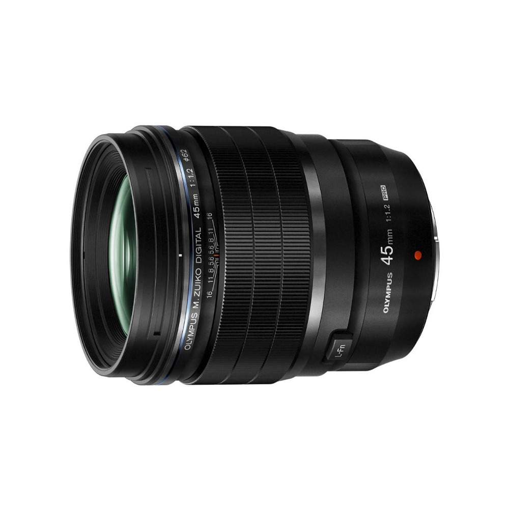 Un obiettivo nero Olympus 45mm 1:1.2 Pro. Ha anelli di messa a fuoco e apertura, con segni bianchi. L'obiettivo è su sfondo bianco.