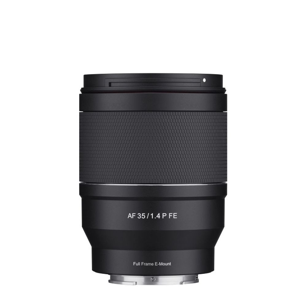 Ein schwarzes Kameraobjektiv mit dem Text 'AF 35/1.4 P FE' und 'Full Frame E-Mount' auf weißem Hintergrund.