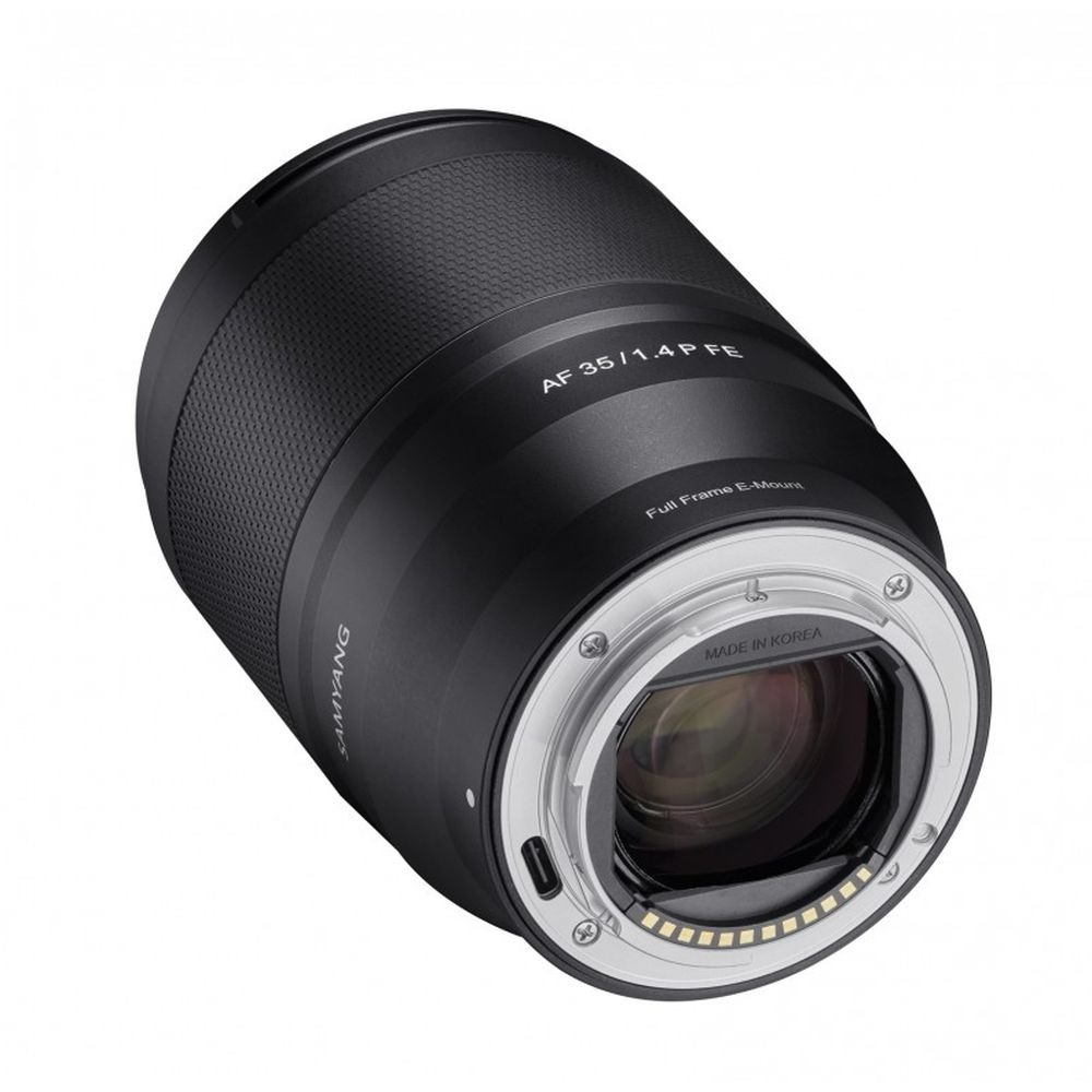 Ein schwarzes Samyang AF 35/1.4 P FE-Objektiv mit silbernen Details. Es steht 'Made in Korea'. Es ist ein Vollformat-E-Mount-Objektiv.